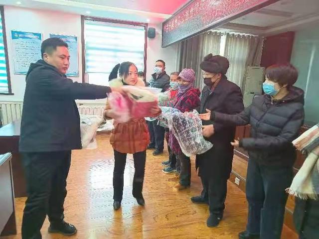 天寒人心暖 新华区为200个困难家庭发放爱心棉衣休闲区蓝鸢梦想 - Www.slyday.coM 天寒人心暖 新华区为200个困难家庭发放爱心棉衣休闲区蓝鸢梦想 - Www.slyday.coM