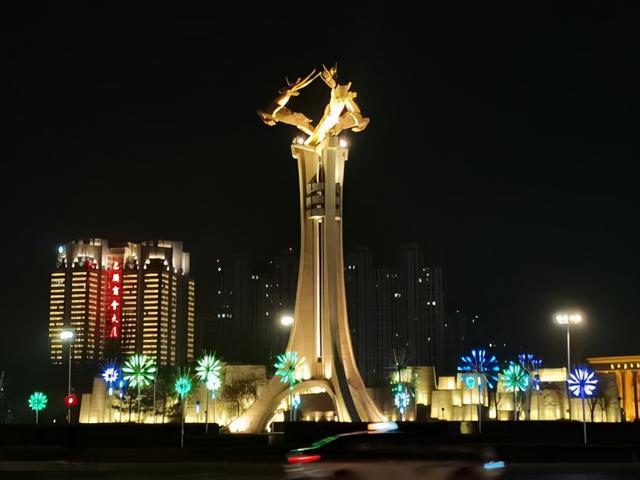 市住建局负责市民广场,银河广场,一宫环岛以及赛汗塔拉城中草原新西门