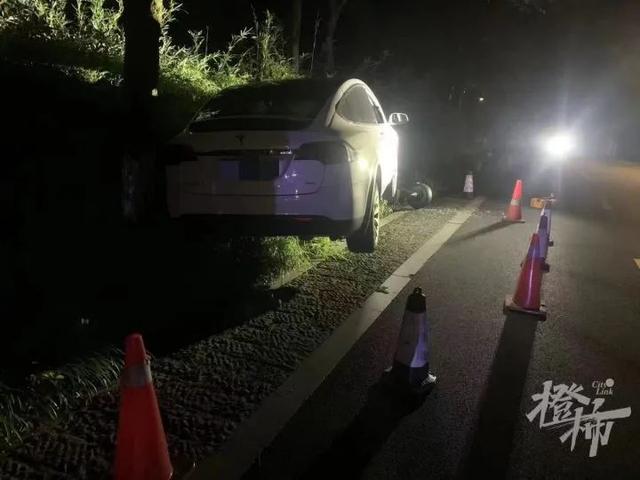 算酒驾吗?杭州一特斯拉撞上路灯杆,司机称喝酒后坐副驾启动自动驾驶休闲区蓝鸢梦想 - Www.slyday.coM 算酒驾吗?杭州一特斯拉撞上路灯杆,司机称喝酒后坐副驾启动自动驾驶休闲区蓝鸢梦想 - Www.slyday.coM
