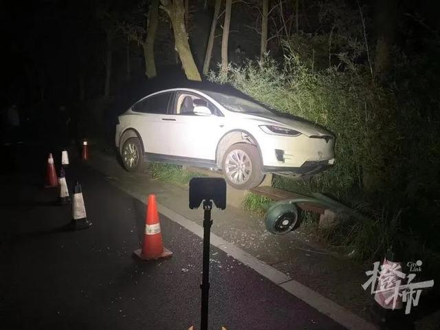 算酒驾吗?杭州一特斯拉撞上路灯杆,司机称喝酒后坐副驾启动自动驾驶休闲区蓝鸢梦想 - Www.slyday.coM 算酒驾吗?杭州一特斯拉撞上路灯杆,司机称喝酒后坐副驾启动自动驾驶休闲区蓝鸢梦想 - Www.slyday.coM