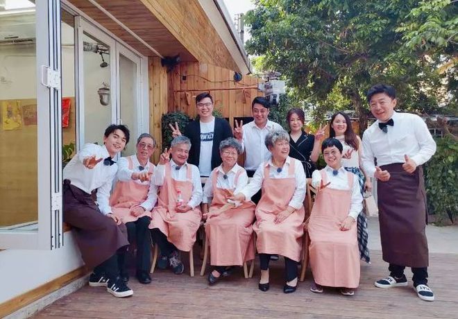 黄渤这部综艺节目,只为了告知一个真相:被遗忘的老人们有多无奈休闲区蓝鸢梦想 - Www.slyday.coM 黄渤这部综艺节目,只为了告知一个真相:被遗忘的老人们有多无奈休闲区蓝鸢梦想 - Www.slyday.coM