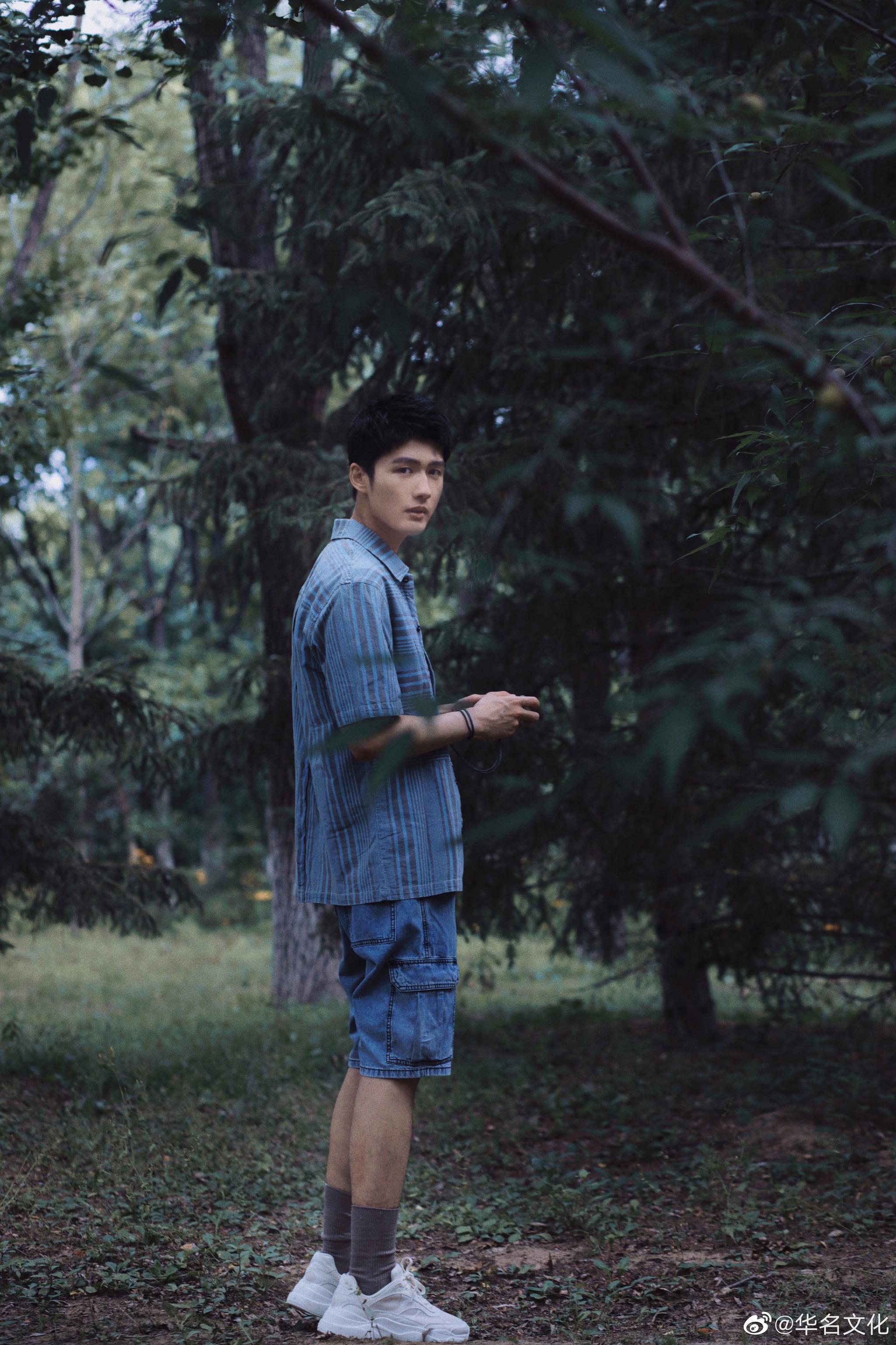 演员 王广源 × 夏日森林物语 炎炎夏日午后 森林幽深静谧 少年不