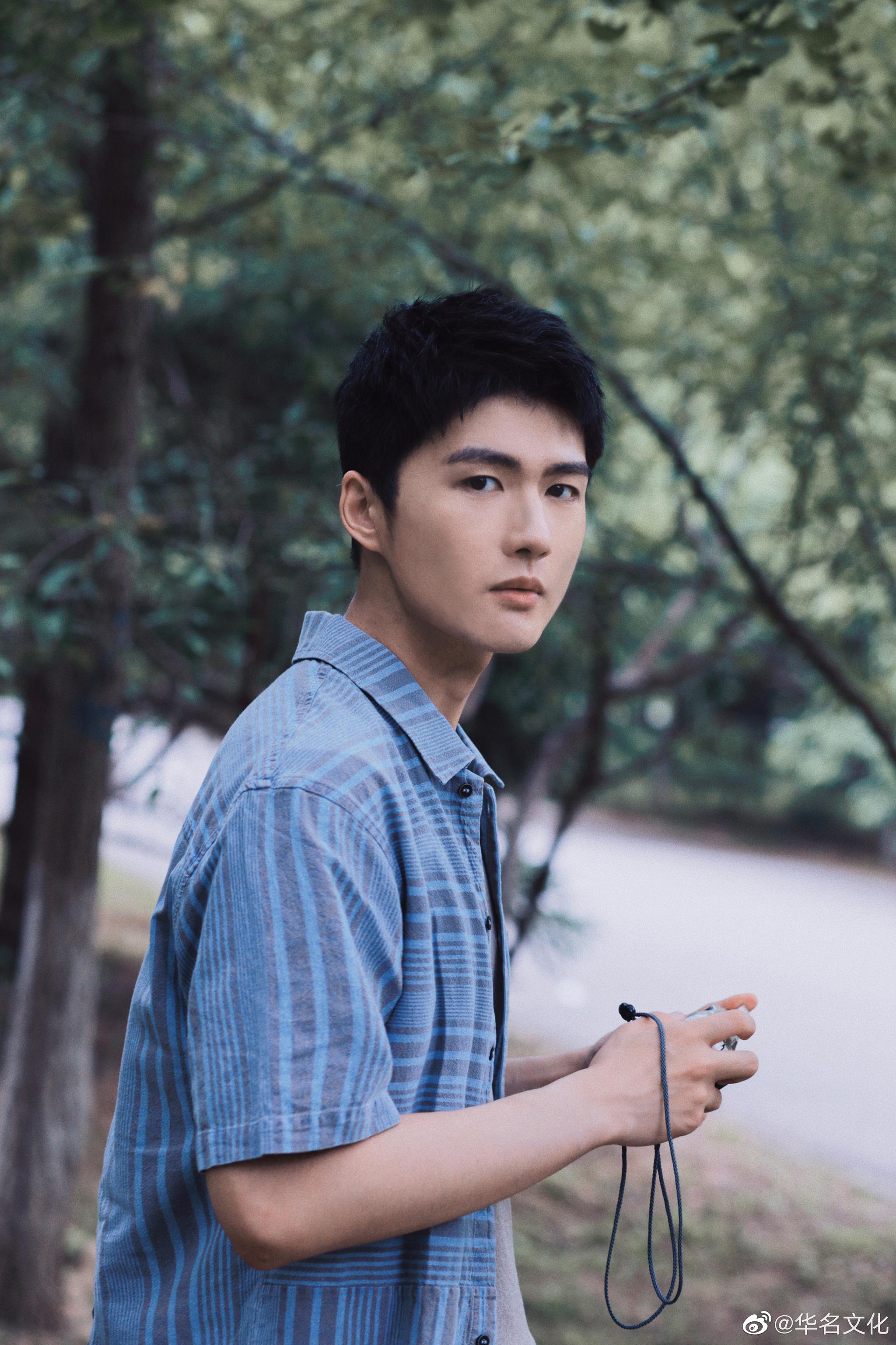 演员 王广源 × 夏日森林物语 炎炎夏日午后 森林幽深静谧 少年不