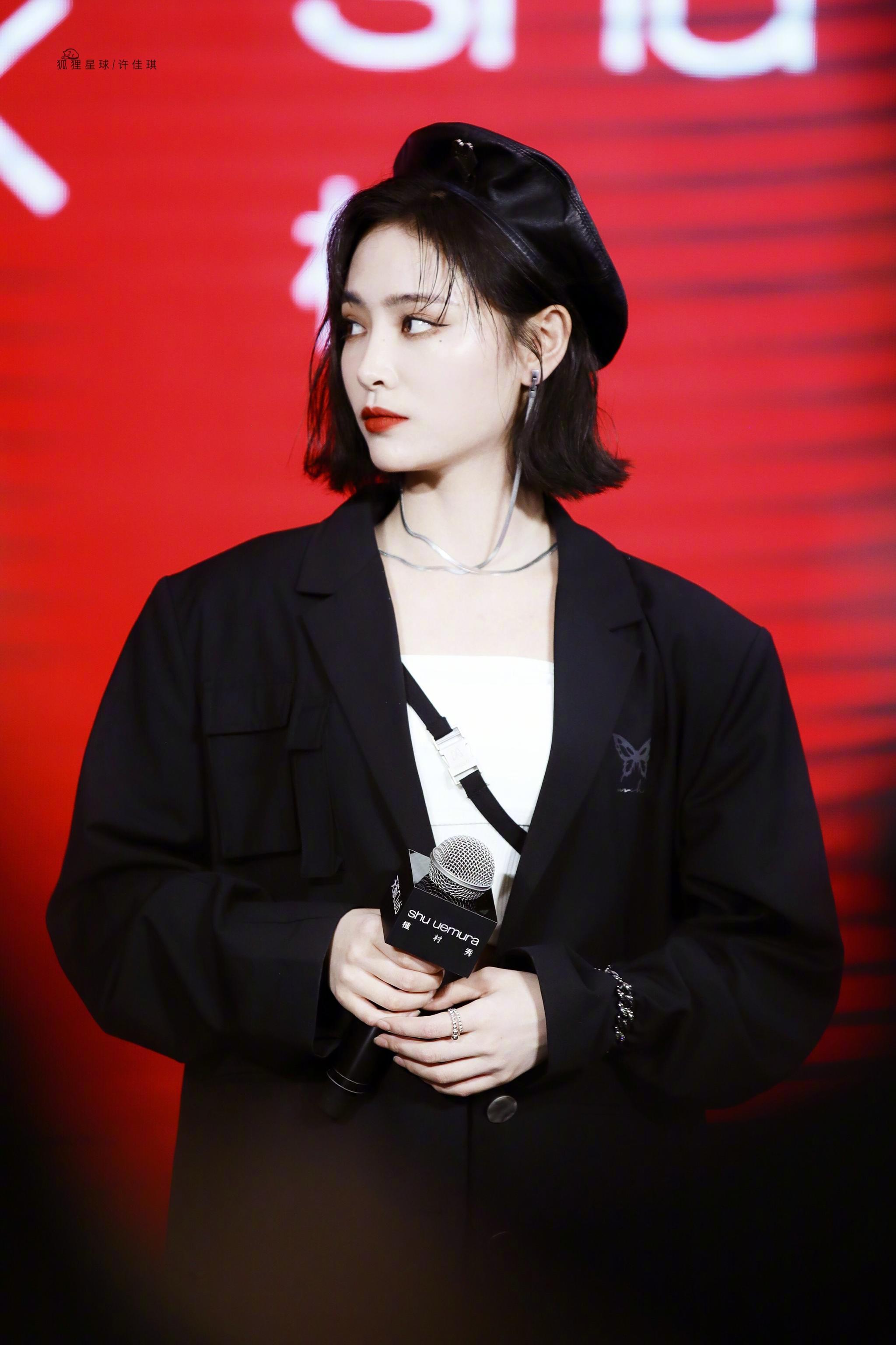 许佳琪今日线下活动饭拍纯黑色的搭配也好酷