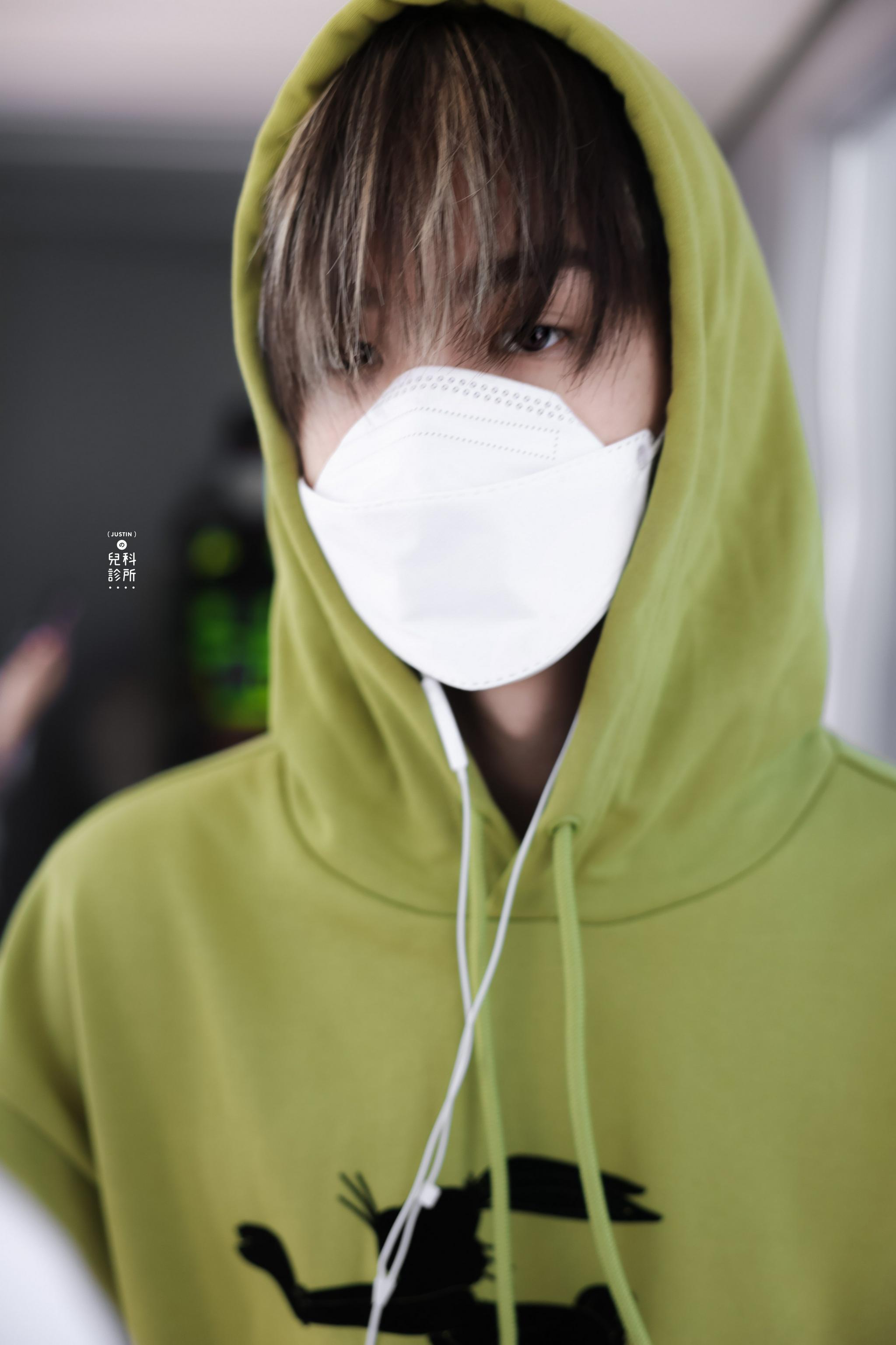 黄明昊机场饭拍牛油果绿套装好清爽