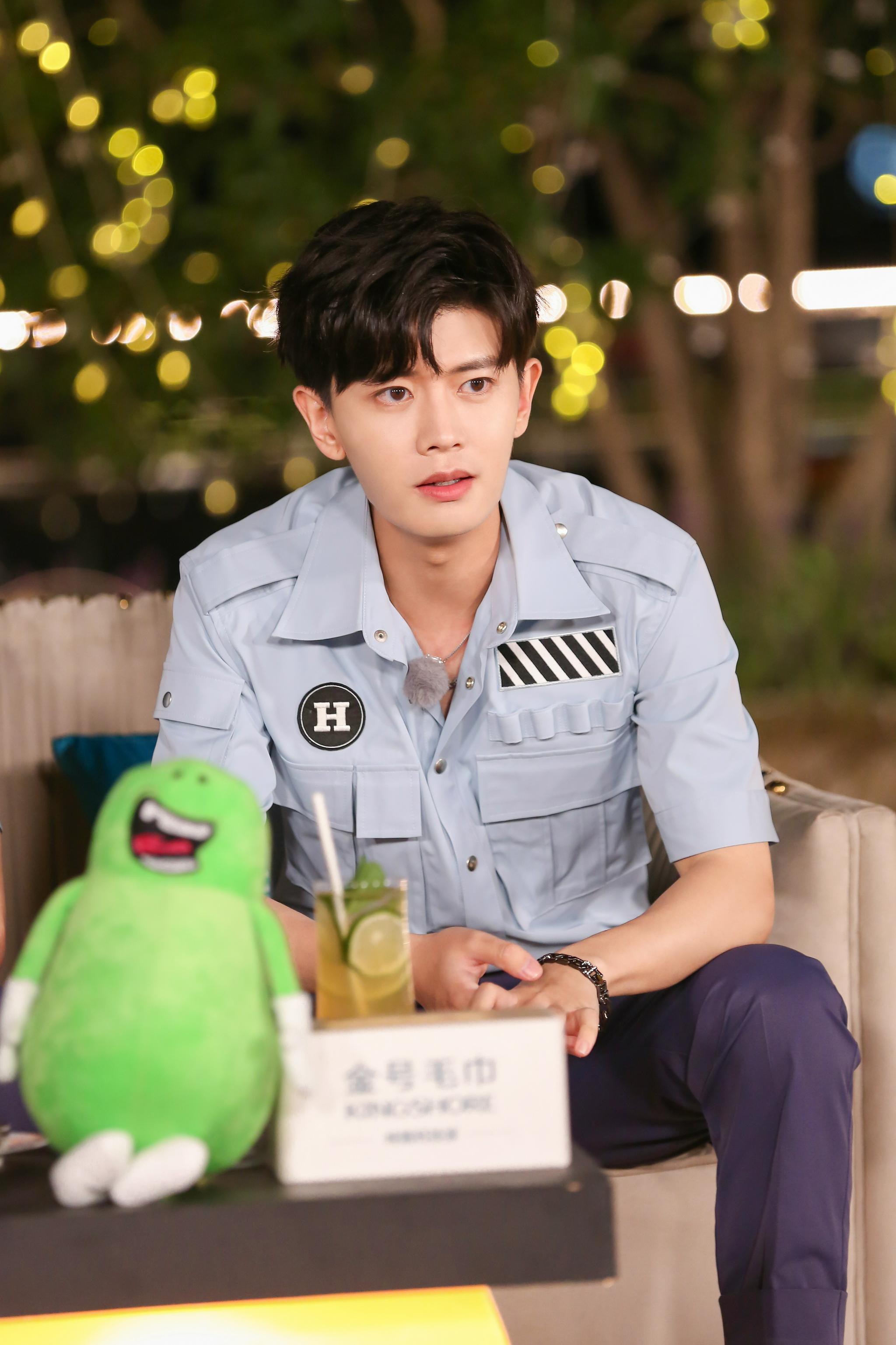 任嘉伦嗨放派剧照 亮片西装好绝!__财经头条