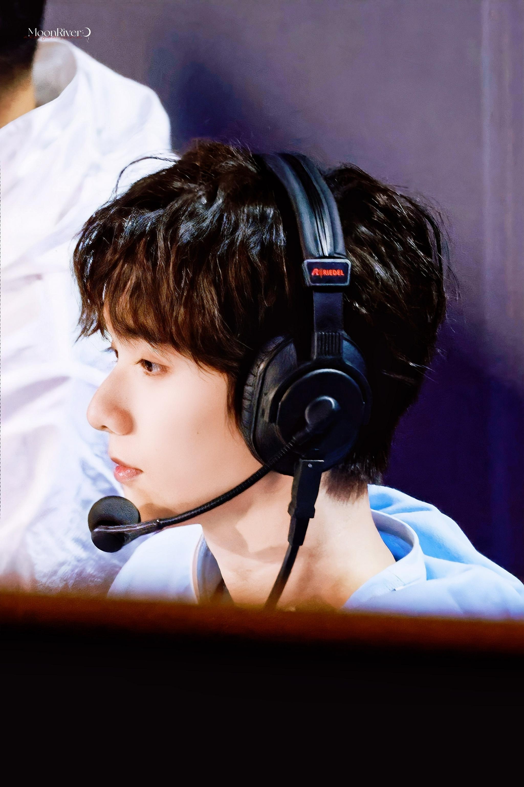 解说台上的高卿尘饭拍~ 精致侧颜,睫毛好长……|睫毛|台上|高卿_新浪