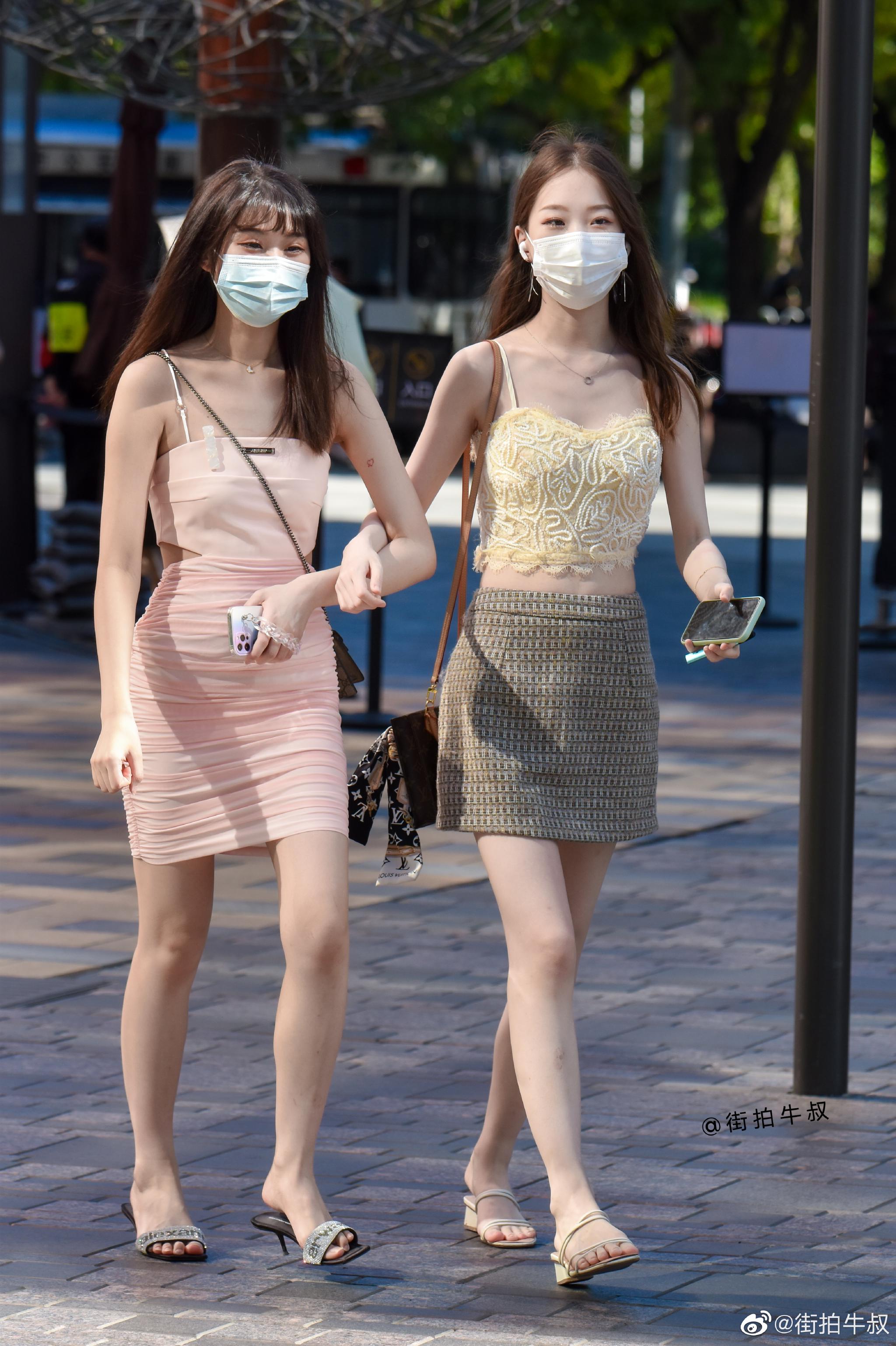 两个穿着很漂亮的小妹妹