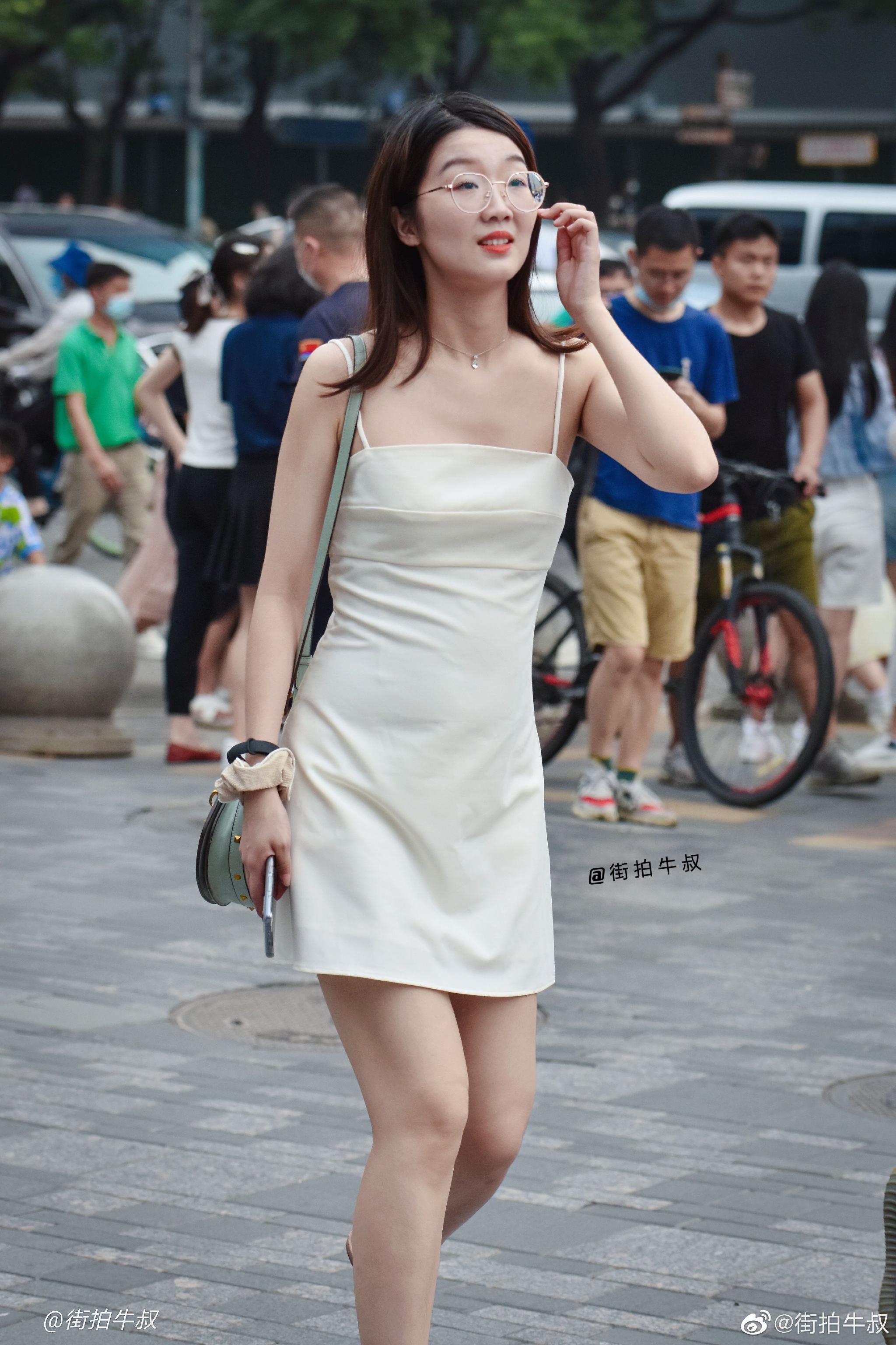 很显气质的白色吊带裙