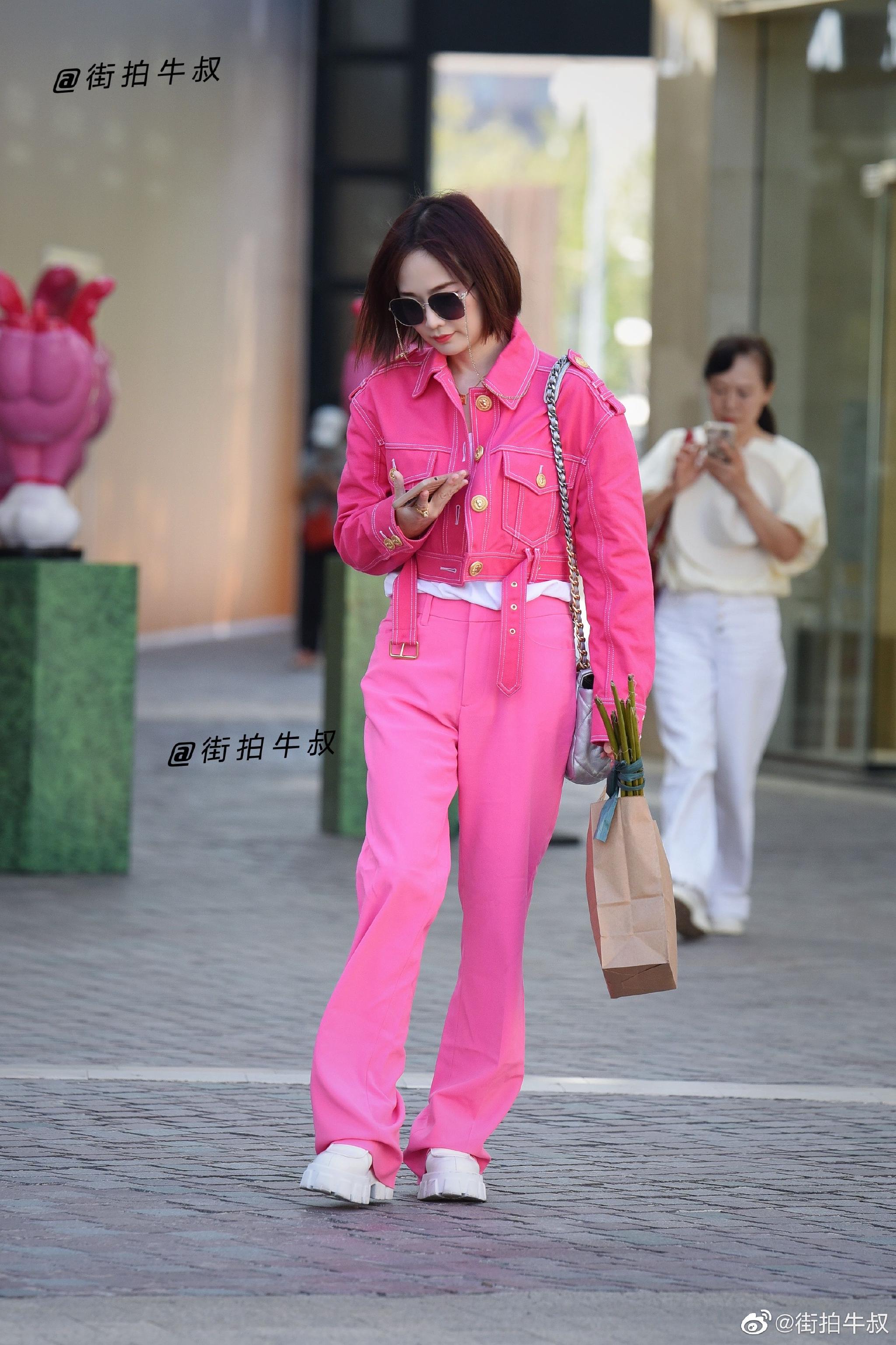 芭比粉火了，穿一身粉色，太靓了！-服装流行色彩-CFW服装设计网