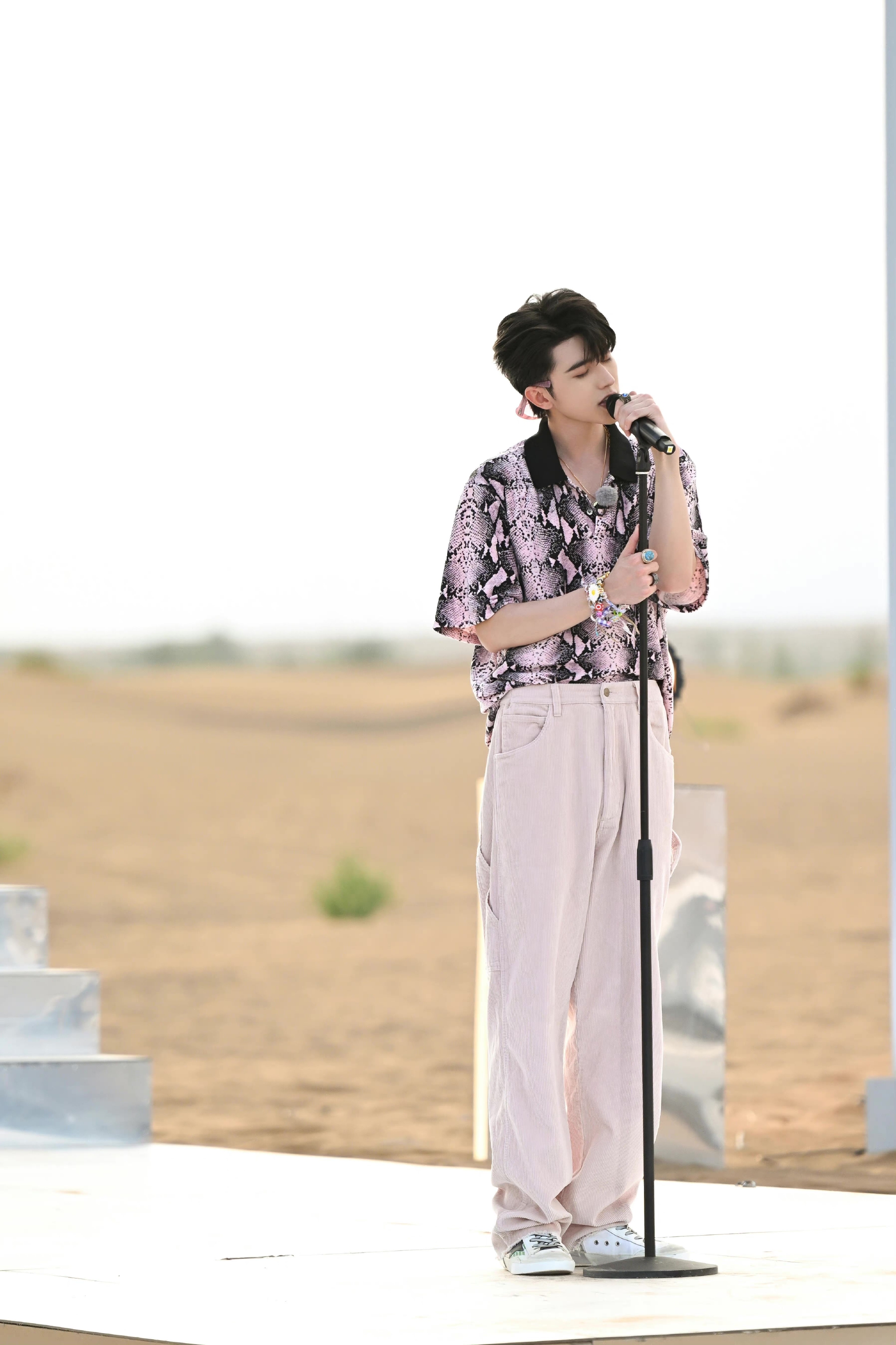 蔡徐坤新歌首秀兼跑男舞台鞋履来自goldengoose