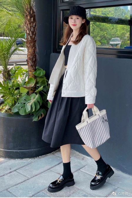 初秋的韩系小清新穿搭示范,减龄又好看,时髦精最爱|小清新|针织衫