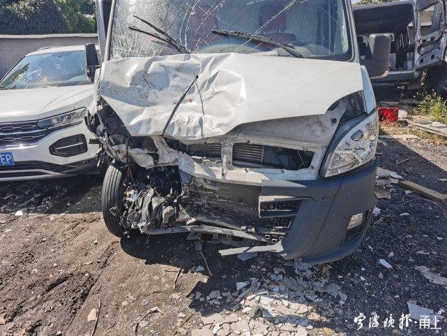 救命7分钟!他俩为车祸被困司机搬出了生命空间休闲区蓝鸢梦想 - Www.slyday.coM 救命7分钟!他俩为车祸被困司机搬出了生命空间休闲区蓝鸢梦想 - Www.slyday.coM