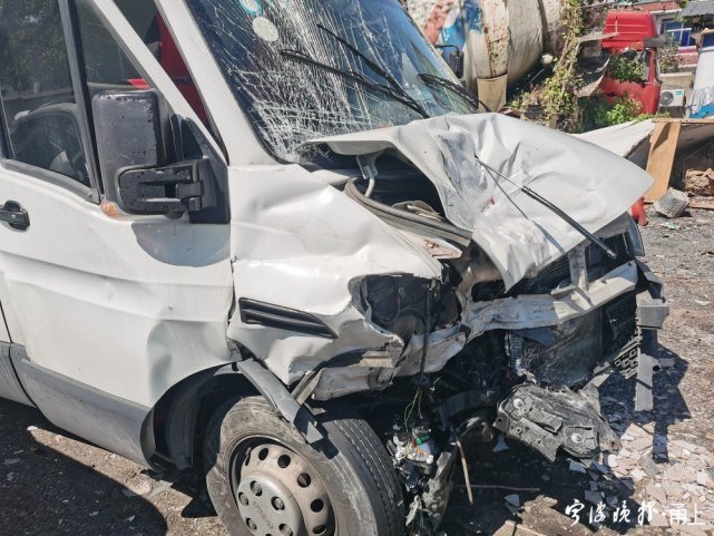 救命7分钟!他俩为车祸被困司机搬出了生命空间休闲区蓝鸢梦想 - Www.slyday.coM 救命7分钟!他俩为车祸被困司机搬出了生命空间休闲区蓝鸢梦想 - Www.slyday.coM