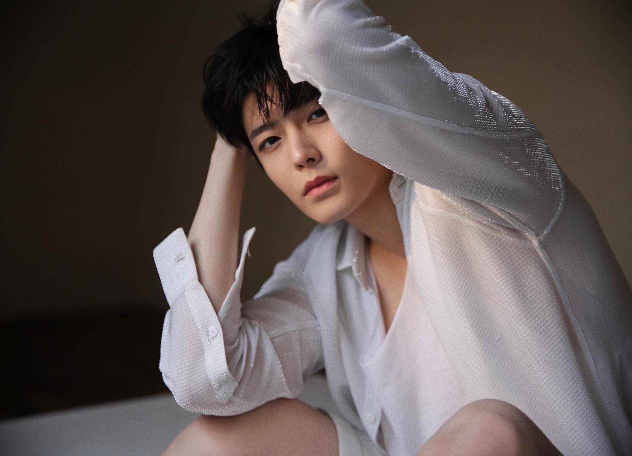 侯明昊手臂线条##侯明昊[超话]#初夏午睡写真,白背心湿发诱惑和流畅