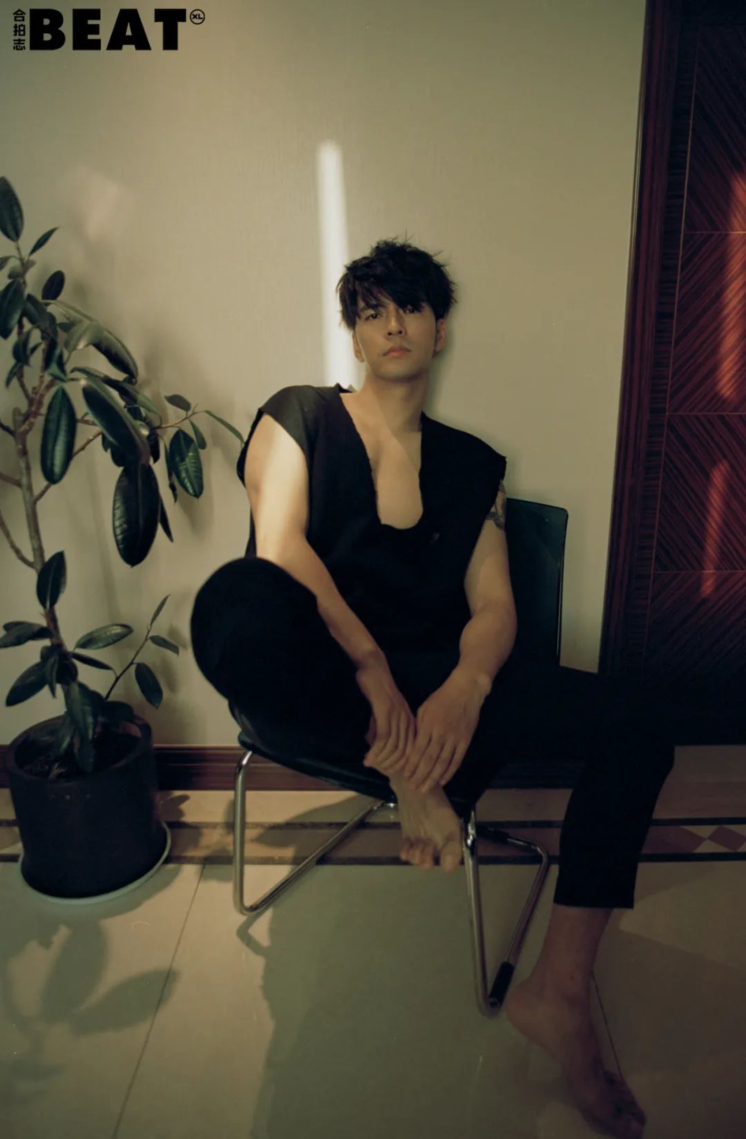 徐峰最新春日大片曝光演绎一日完美男友解锁更多可能