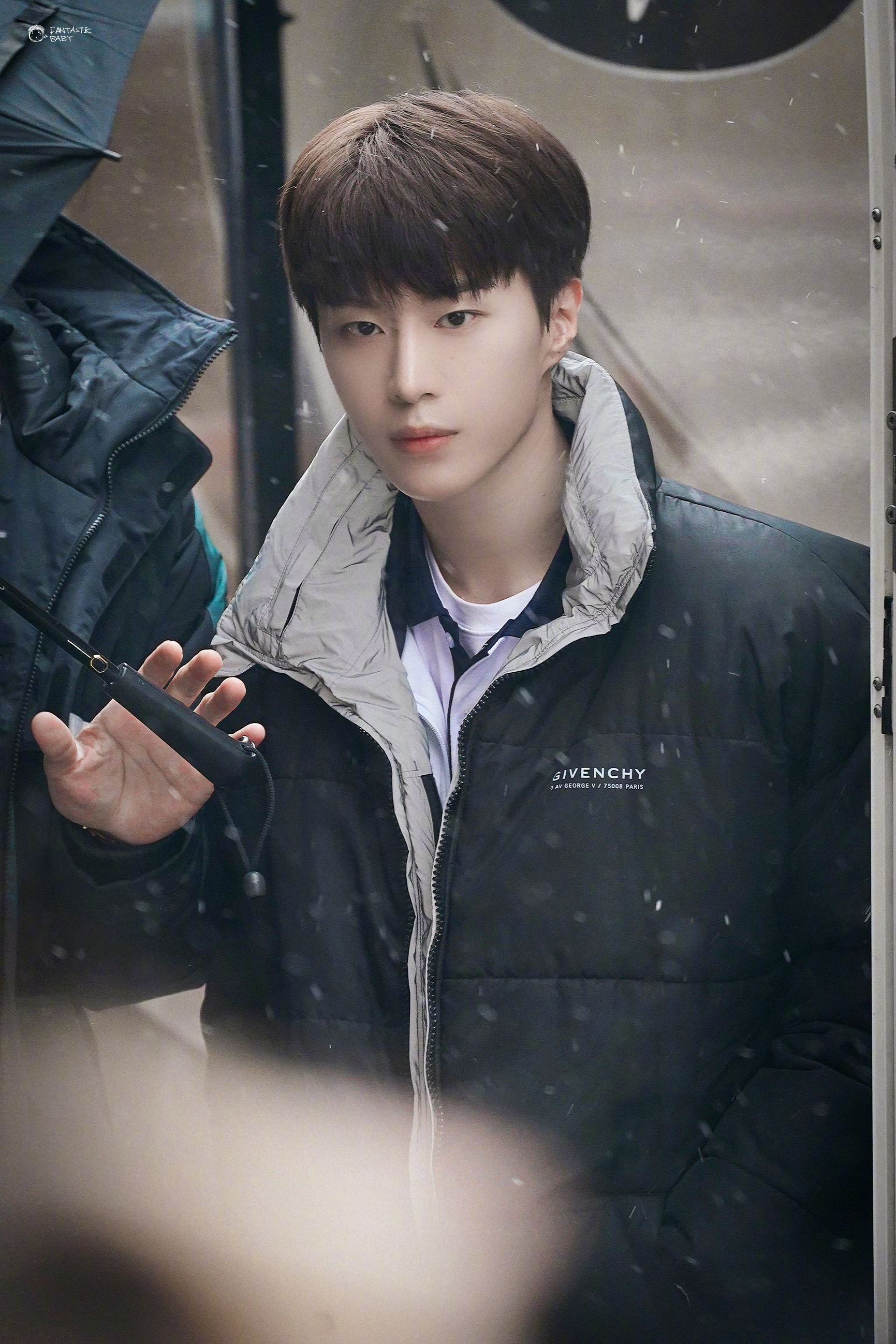 范丞丞《左肩有你》这组雪中饭拍好有感觉……|左