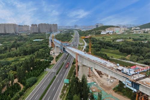 济(南)莱(芜)高铁港沟跨京沪特大桥上跨g2京沪高速连续梁边跨顺利合龙