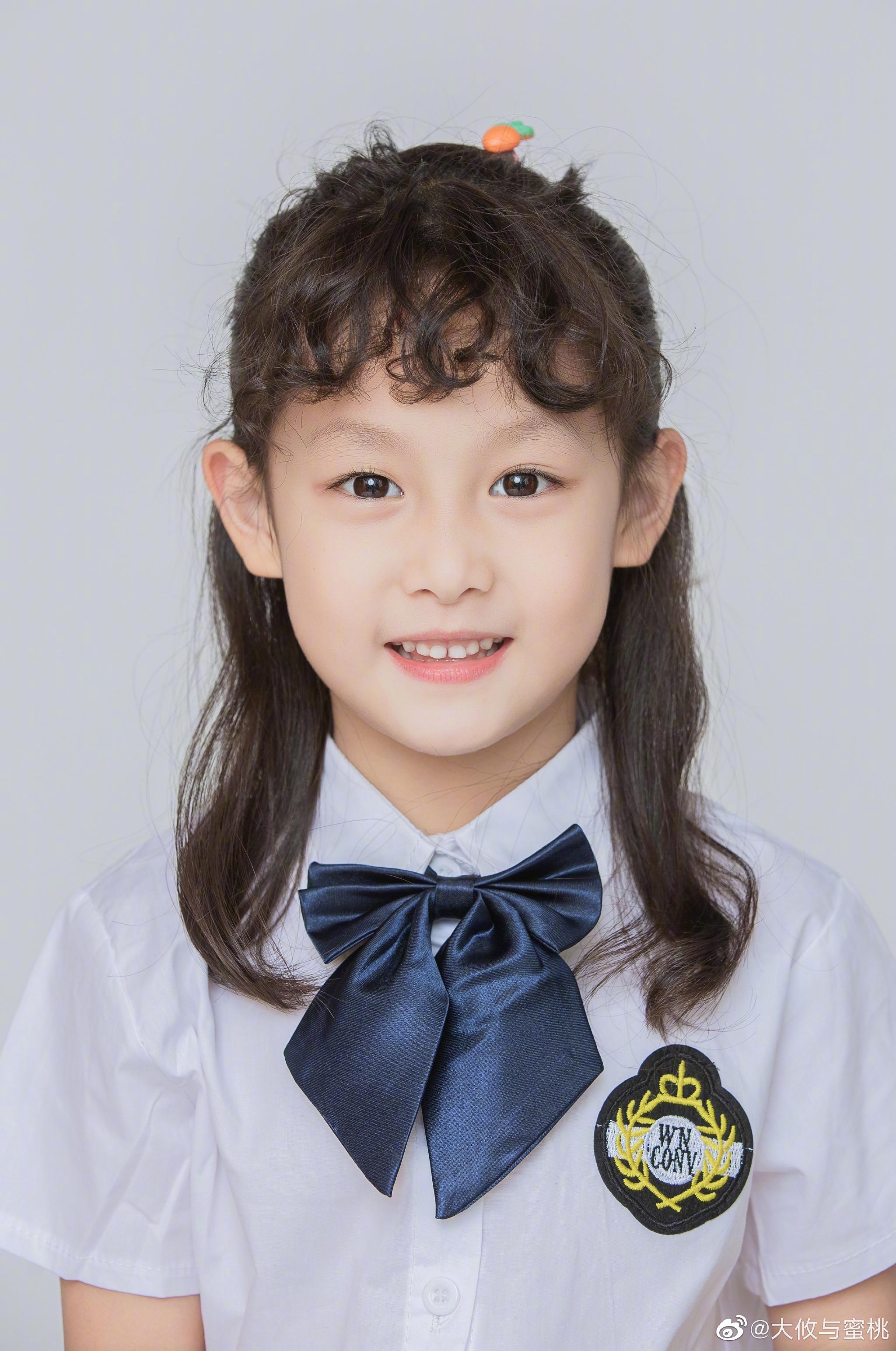 昨天舞蹈老师说1月初要考级于是马上带蜜桃拍了几张寸照