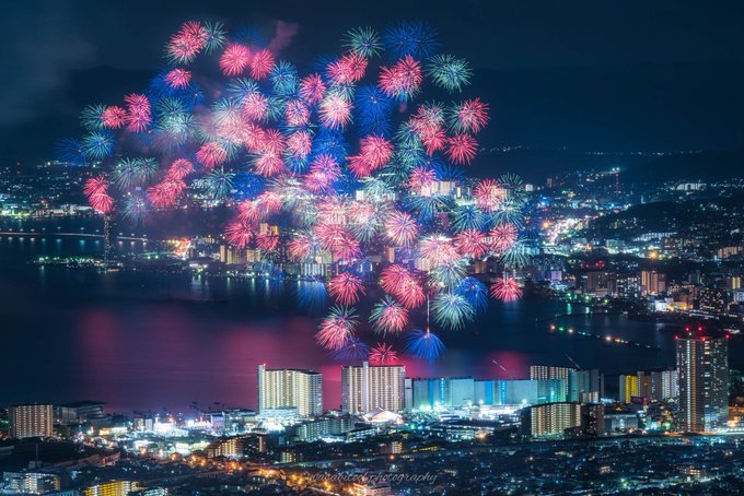 每年8月8日举办的琵琶湖花火大会本来因为要避开东京奥运延期到了11月