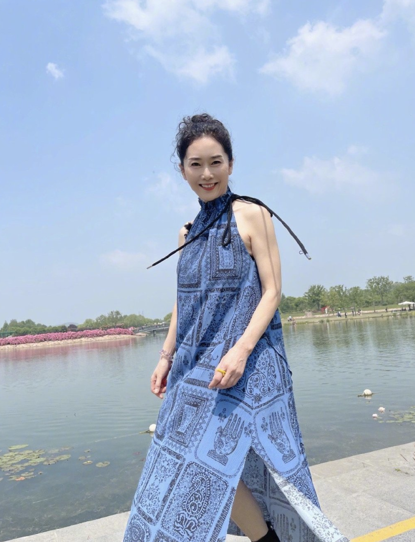 刘芸晒与63岁妈妈户外合影,母女秀高挑身材,同吃冰淇淋像姐妹花