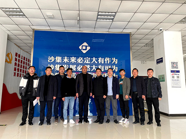 从左到右:万沙集团龙总,村书记徐书记,沙集镇曹副镇长,万师傅刘金明