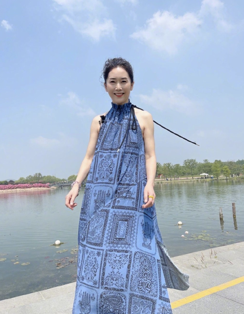 刘芸晒与63岁妈妈户外合影,母女秀高挑身材,同吃冰淇淋像姐妹花