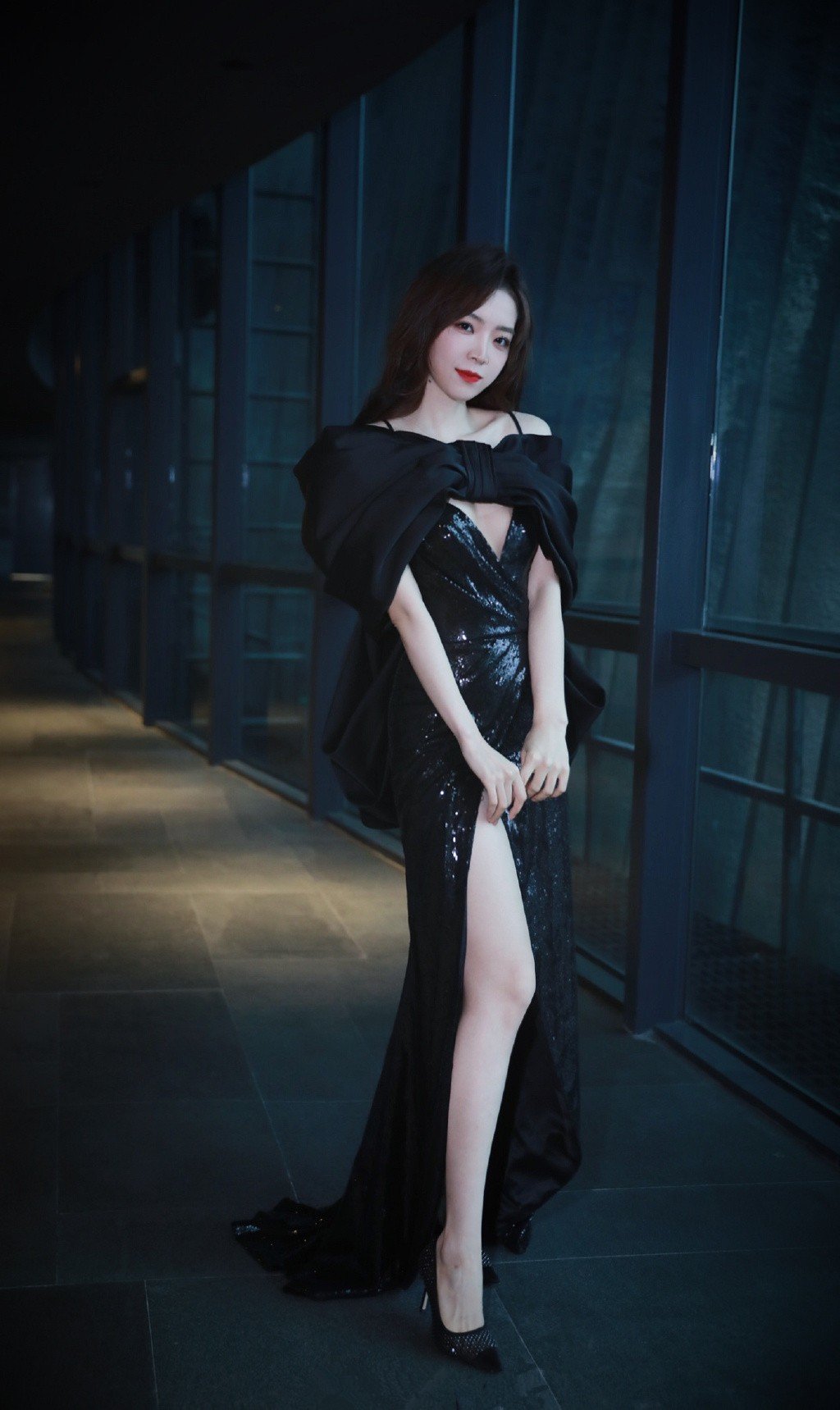 余霜一袭黑色长裙现身深v与开衩差点连接到一起小钰直言羡慕