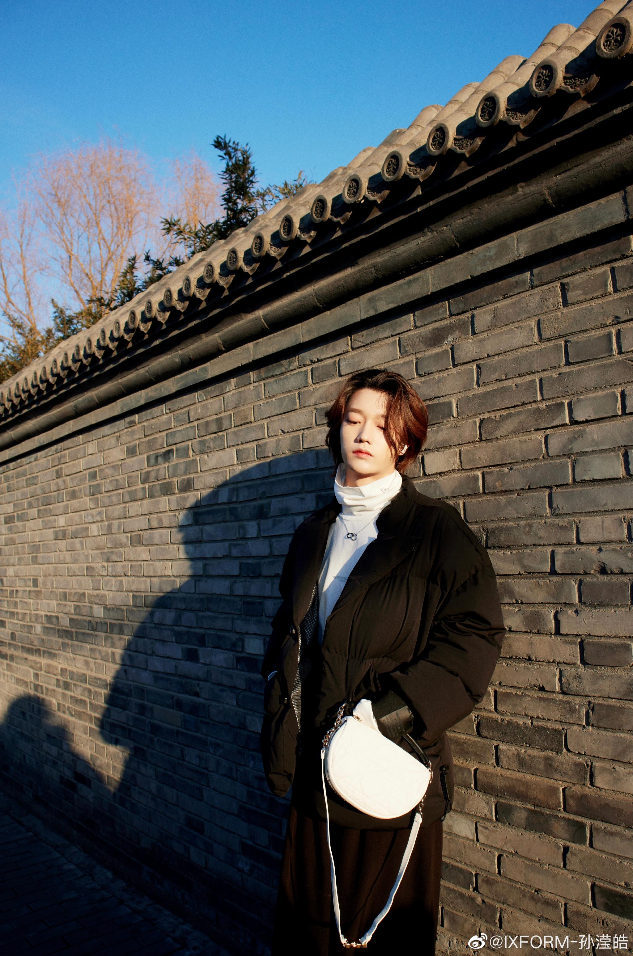 孙滢皓更新一组写真京城的烟火气春风徐来