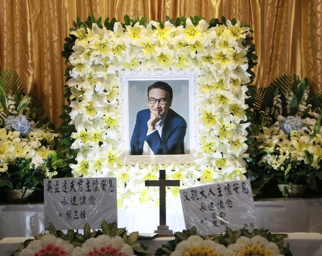 吴孟达丧礼周星驰哀伤现身送他最后一程力破两人不和传闻