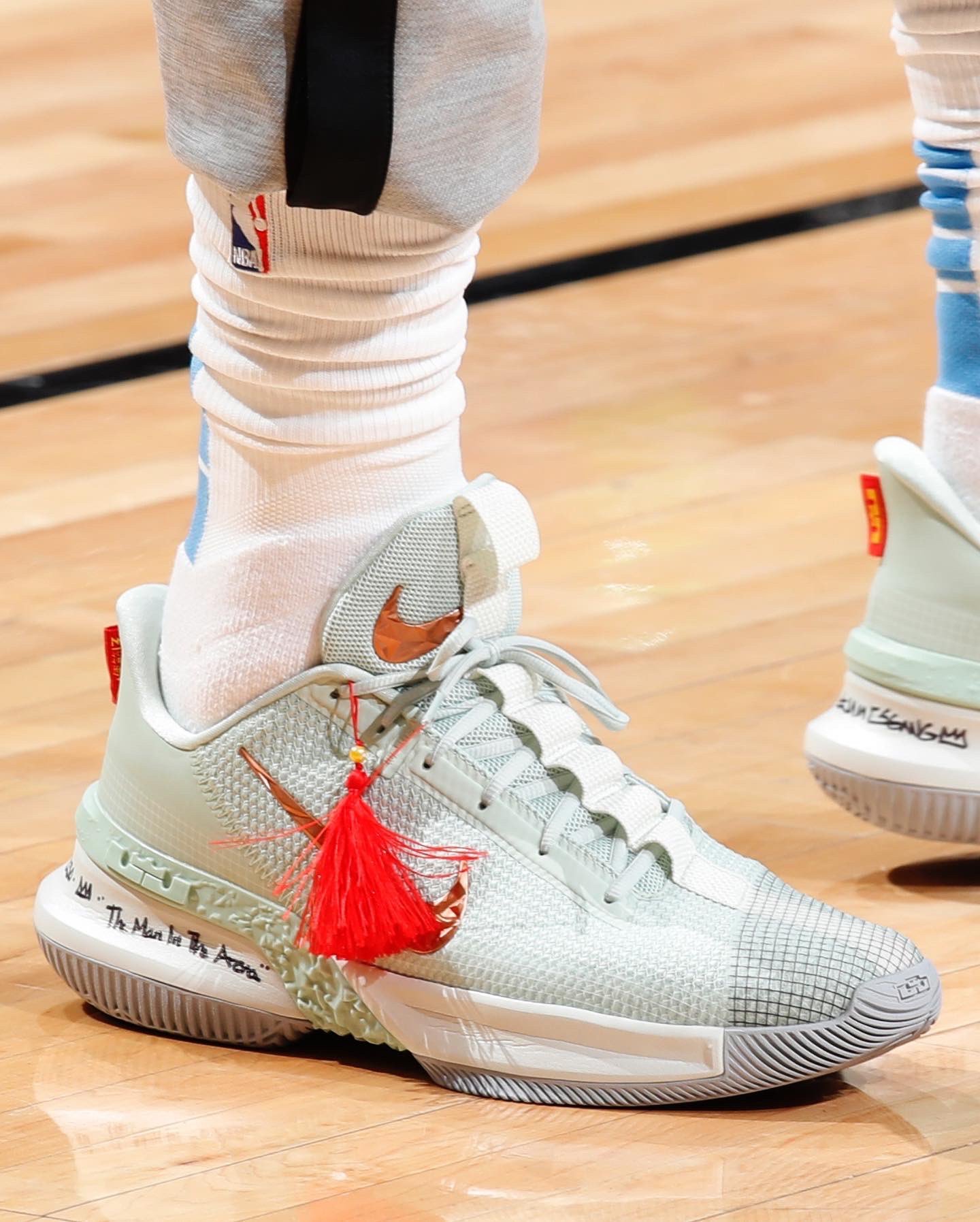 今日nba球员球鞋上脚精选 詹姆斯 nike ambassador 13 紫禁重器