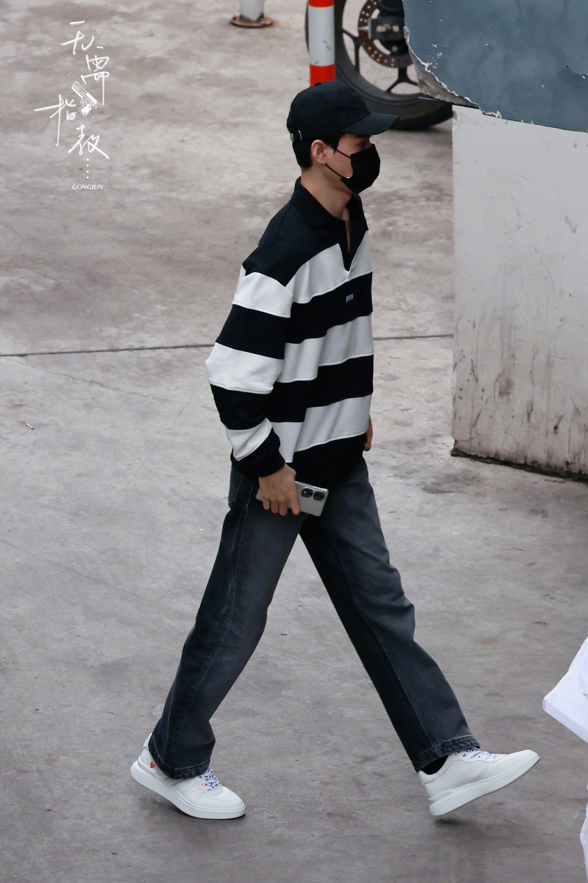 龚俊今日上班饭拍黑白条纹polo衫77牛仔裤又是帅气的一天