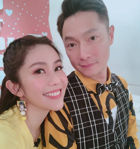 2004年,她凭借偶像剧《雪天使》中齐雪桐一角走红,之后她出演了《忘掉