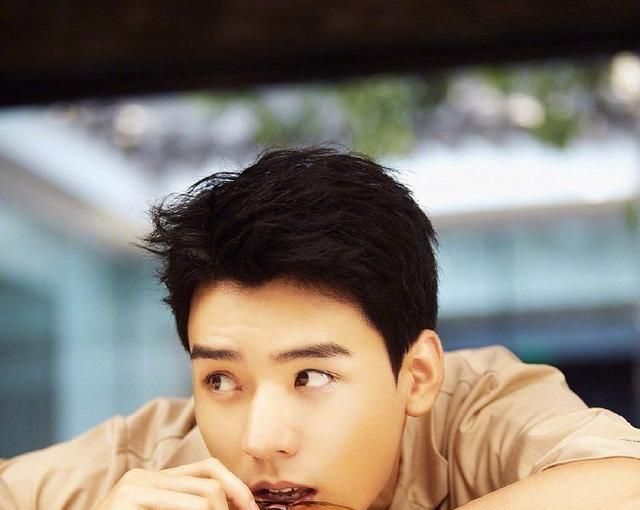 央视最潮男主发型参考,肖战寸头最受捧,成毅发型少年气十足