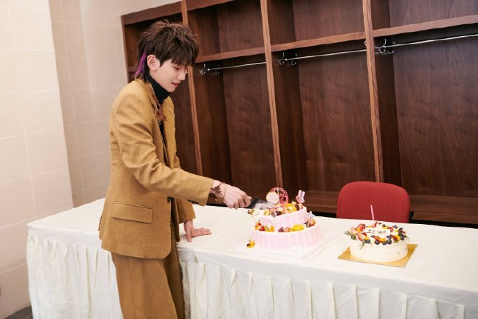 王源工作室发文晒出王源生日照:"相机定格了你20岁的第一个瞬间