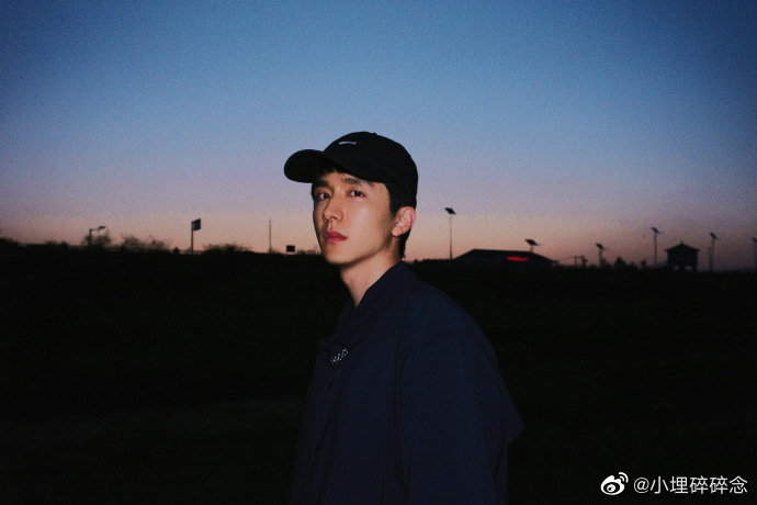张新成 | 壁纸 光影之间诠释黄昏氛围感 好男友的一组照片__财经头条