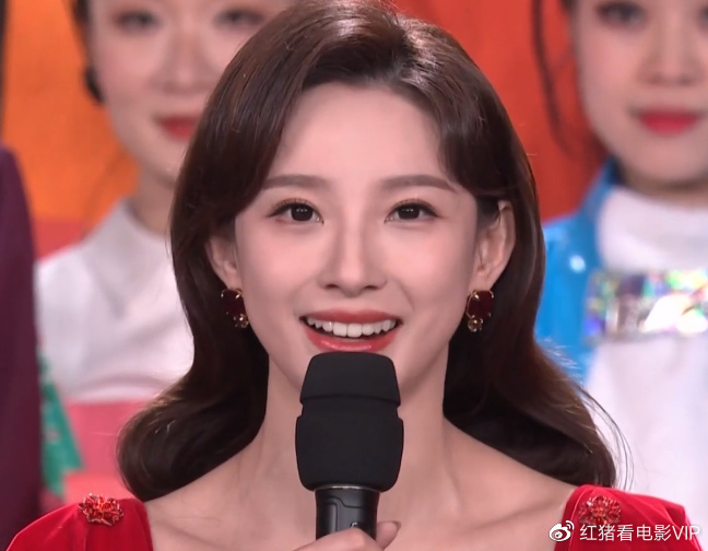 春晚新主持王嘉宁高颜值抢镜!撒贝宁的“高徒”,尽显知性之美|央视|王嘉宁|马凡舒_新浪新闻