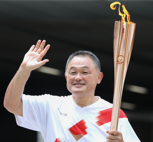 7月23日,火炬手在仪式现场传递圣火.新华社记者杜潇逸摄