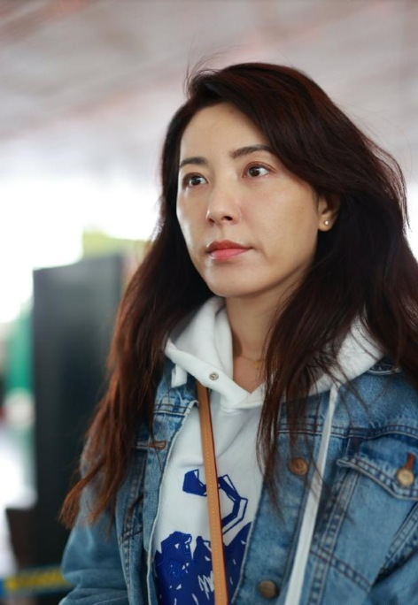 邻家女孩曾黎就是那么自信素颜现身机场叠穿卫衣挺潮流