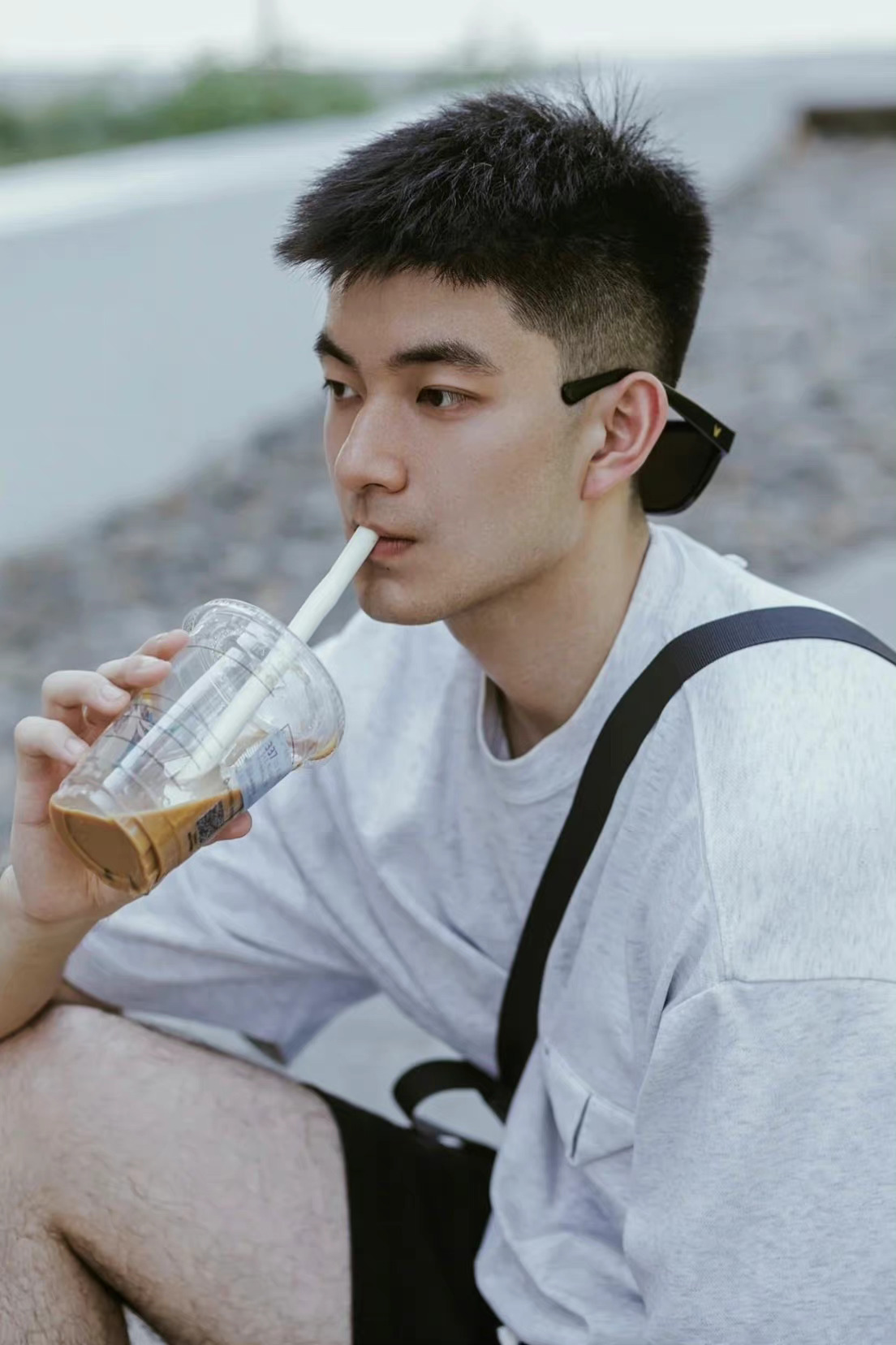 为什么很多女生不容易和帅哥说话 和普通男生倒是有说有笑？