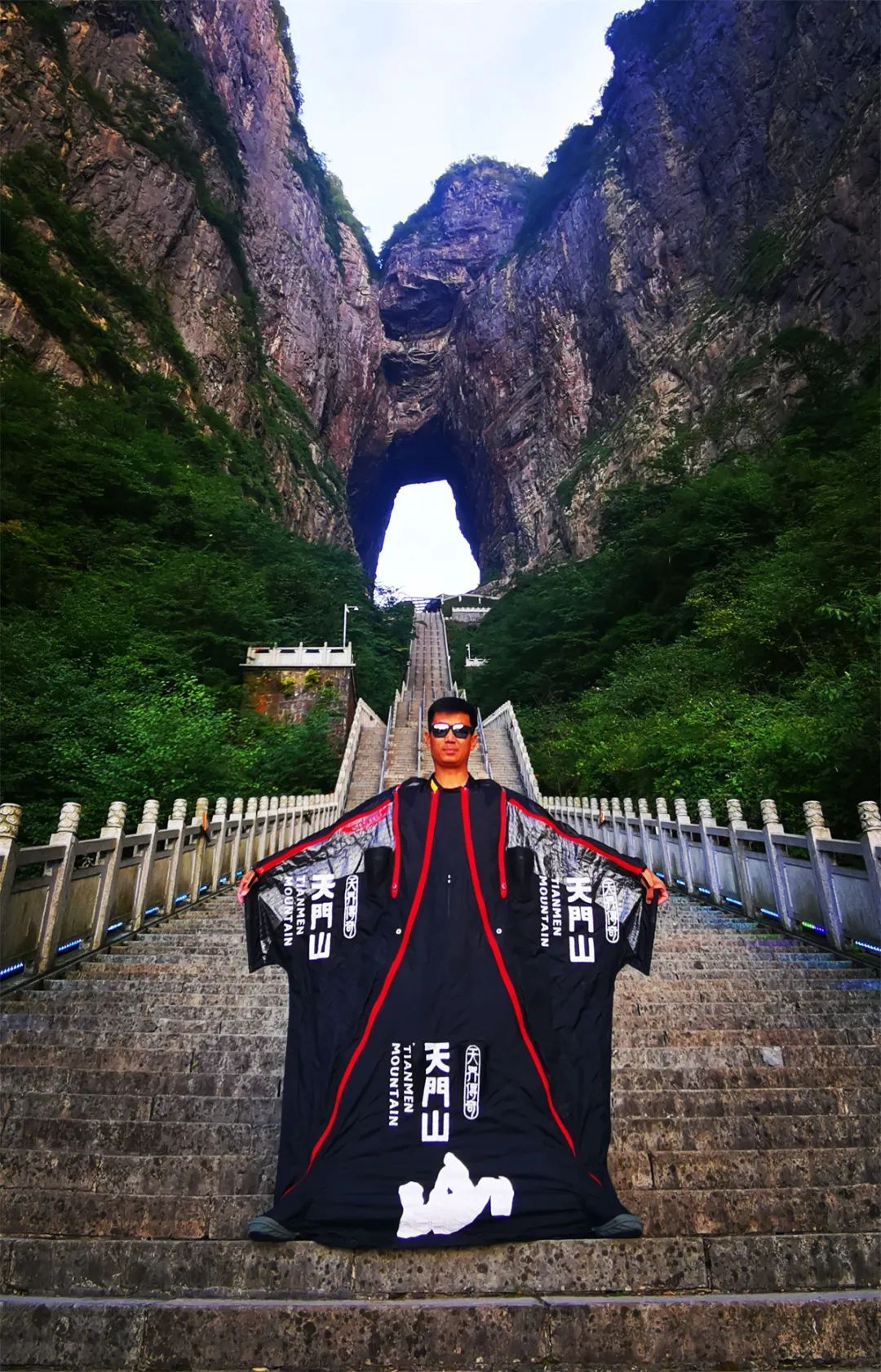 4月30日！中国翼装飞人张树鹏穿越天门洞__财经头条