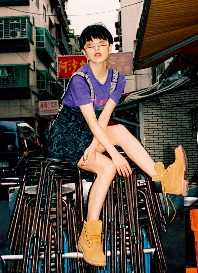 泰国前贵妃出狱穿背心配牛仔裤身材棒难怪对泰王不忠仍被原谅