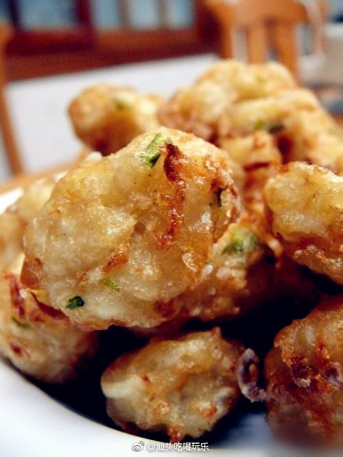 潮汕菜头丸是一种传统的潮汕特色小吃,油炸过后,外表呈金黄色