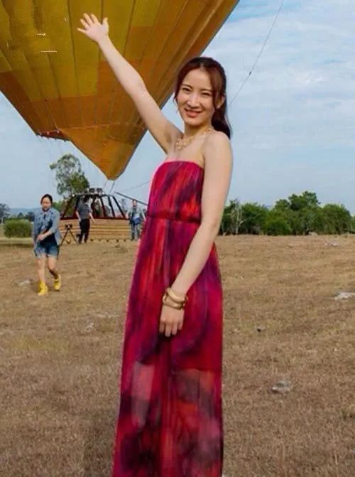 许婧就是气质美女,红裙加身看不出身材优势,纯靠露背抢镜休闲区蓝鸢梦想 - Www.slyday.coM 许婧就是气质美女,红裙加身看不出身材优势,纯靠露背抢镜休闲区蓝鸢梦想 - Www.slyday.coM