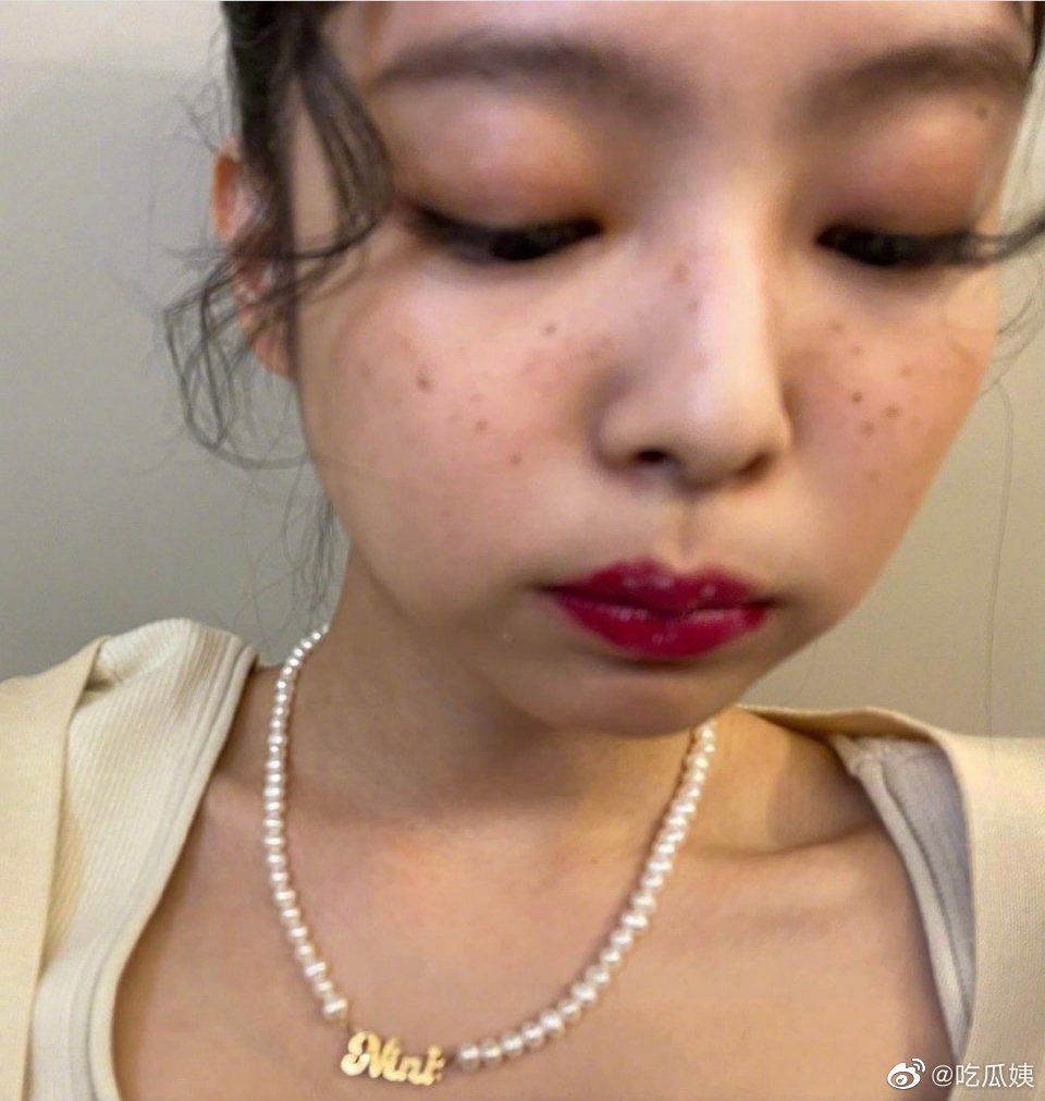 jennie雀斑妆卷发造型,什么水平?