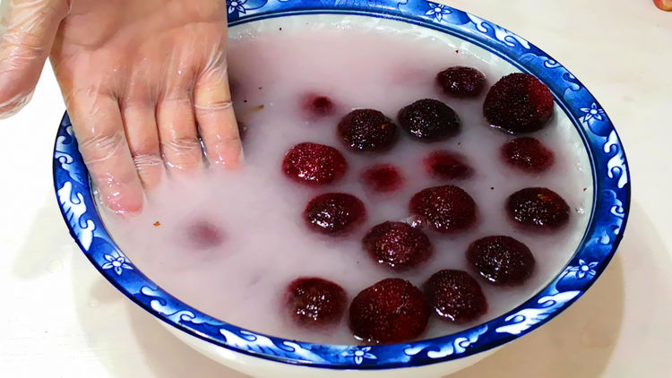 洗杨梅时,只用盐水泡就错了,多加2样,虫卵乖乖溜走,拦不住