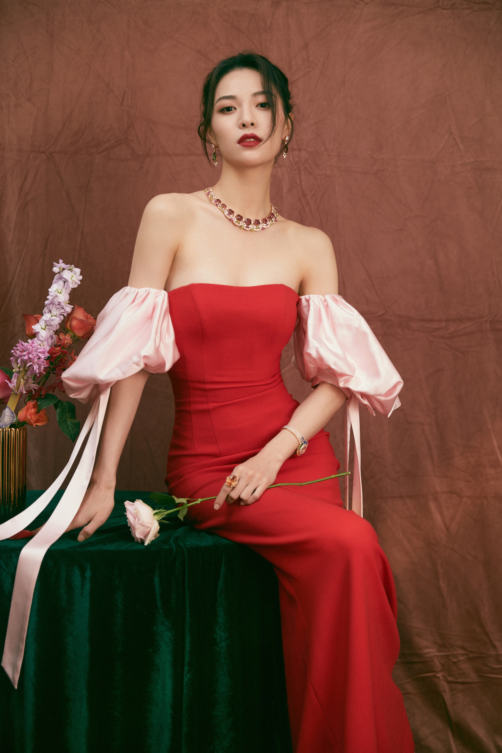 晚宴造型 身穿badgley mischka一字肩红色长裙……|晚宴|钟楚曦|红色