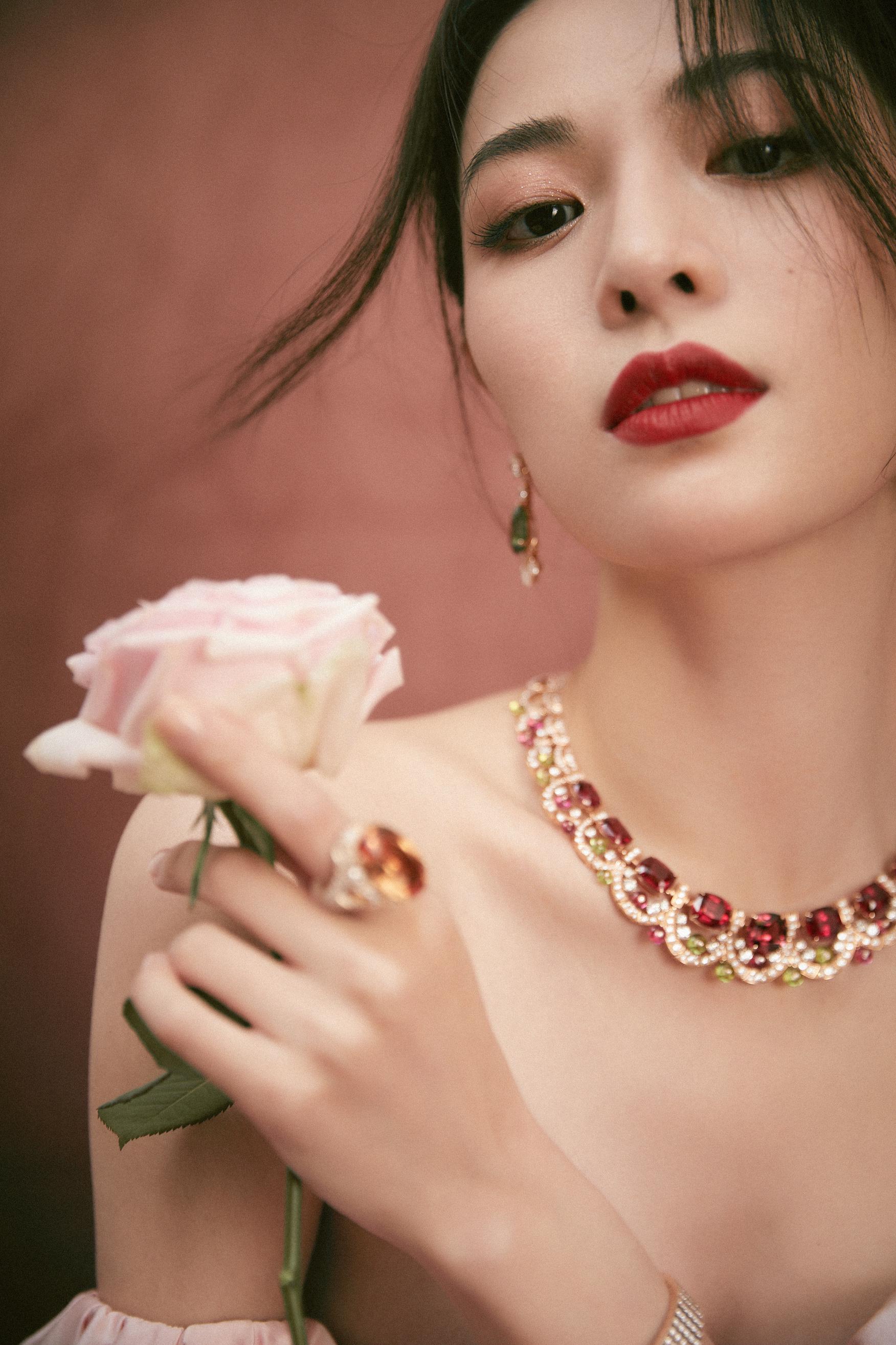 晚宴造型 身穿badgley mischka一字肩红色长裙……|晚宴|钟楚曦|红色