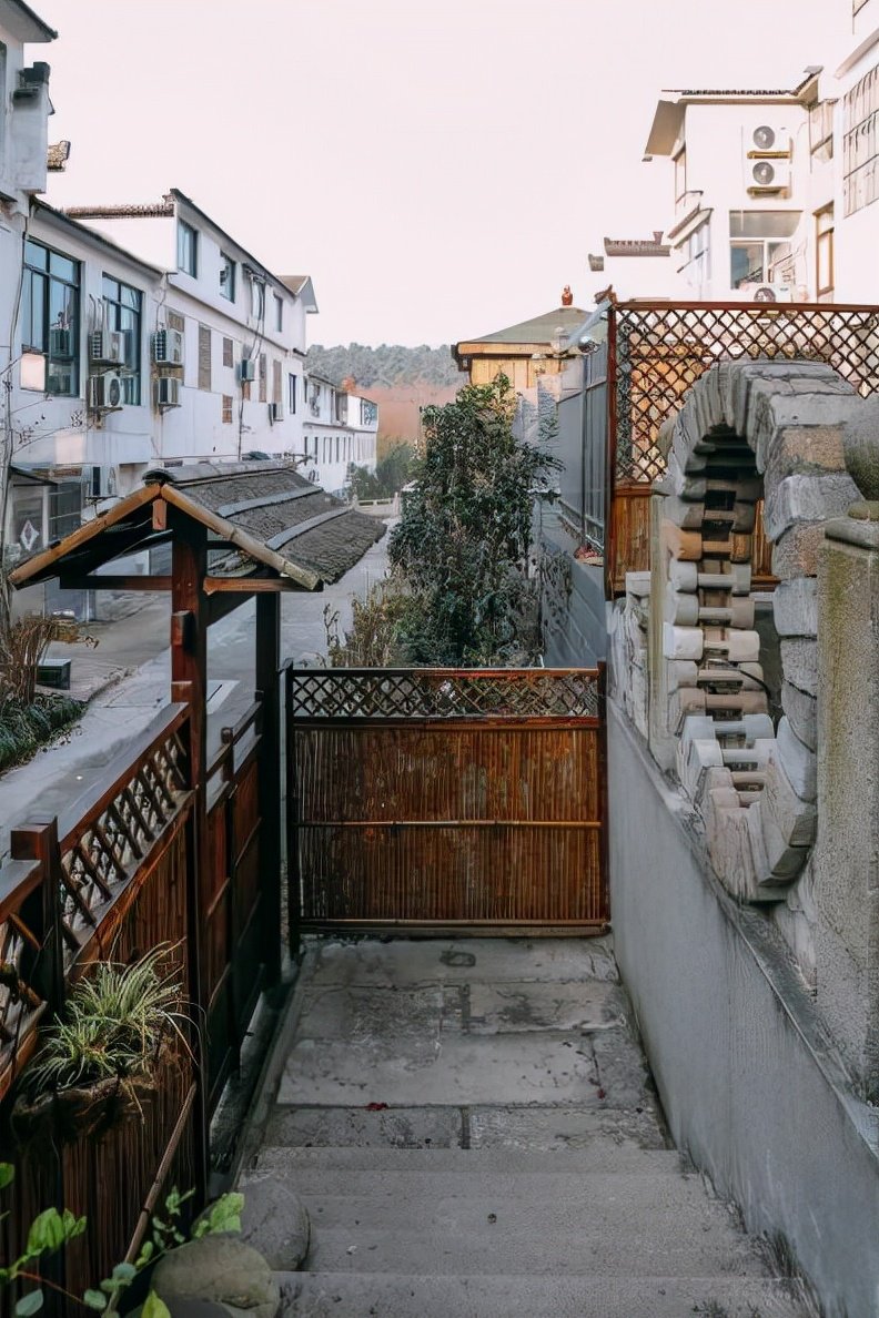 在半边山下,有一处名叫「一木四味」的民宿,一共只有八间客房,以八仙