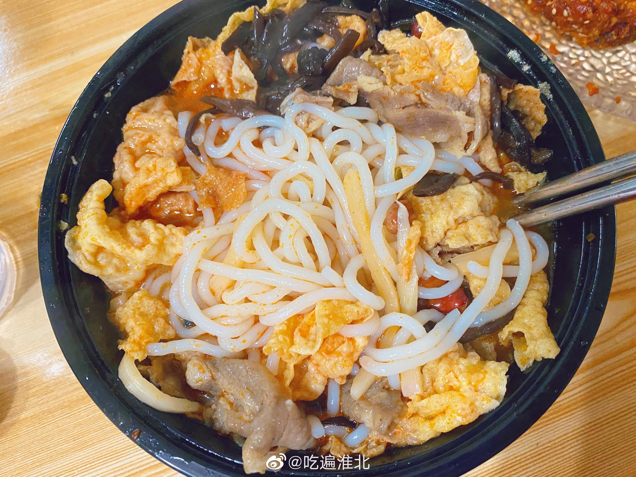 我是超爱吃螺蛳粉的,好多人给我推荐小螺丝螺蛳粉,某团外卖上就有